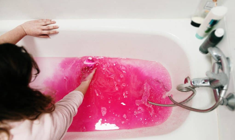Las bombas de baño de color manchan su bañera?