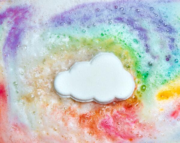 El rendimiento de la bomba mágica del arco iris arrojada al agua