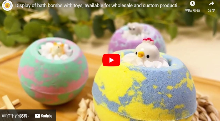 Exhibición de bombas de baño con juguetes, disponibles para la producción mayorista y personalizada